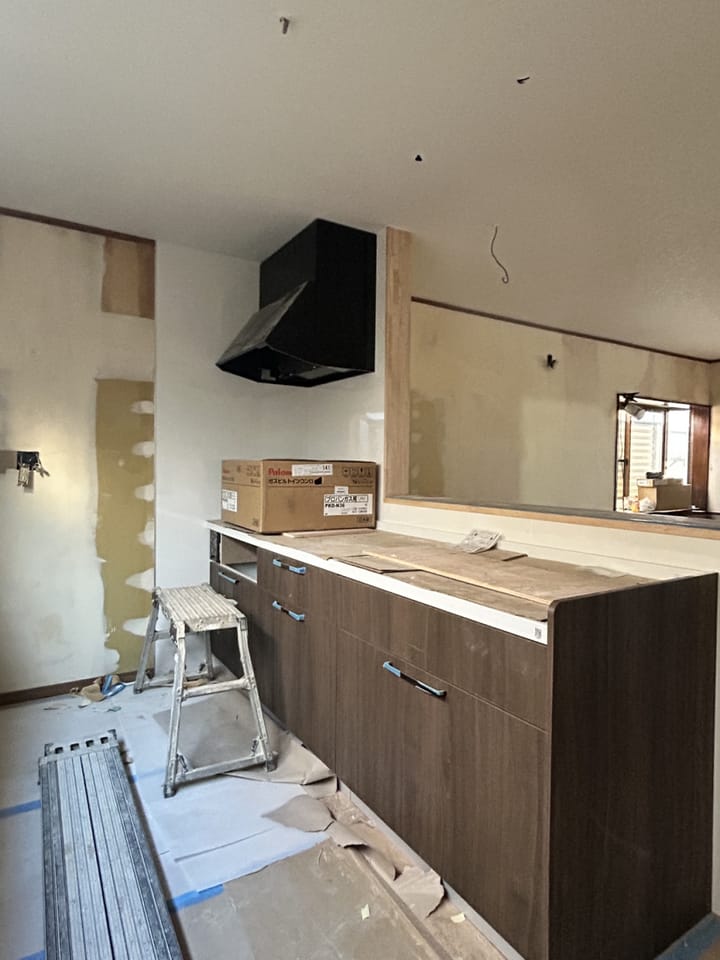 【リフォーム中・キッチン】 キッチンはシステムキッチンに新品交換しました。毎日の食事もより豊かになりそうですね。収納も多いので調味料や食器類などもたくさん収納でき、また広々としているので料理の幅が広がります。さらにコンロは嬉しい3口コンロとなっております。忙しい朝にも一度に調理が可能となるので時間短縮にもなります。また、対面キッチンとなっているのでリビングでの様子を伺いながら料理が出来ます。
