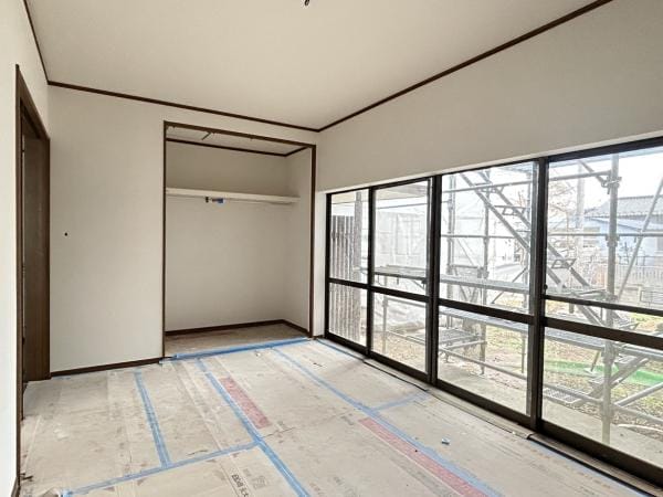 【約8.5帖洋室別アングル リフォーム中】大きなクローゼットと、開口部分が大きく開放的な掃き出し窓が特徴的なお部屋です。天井・壁クロス、フローリング重ね張りを行います。