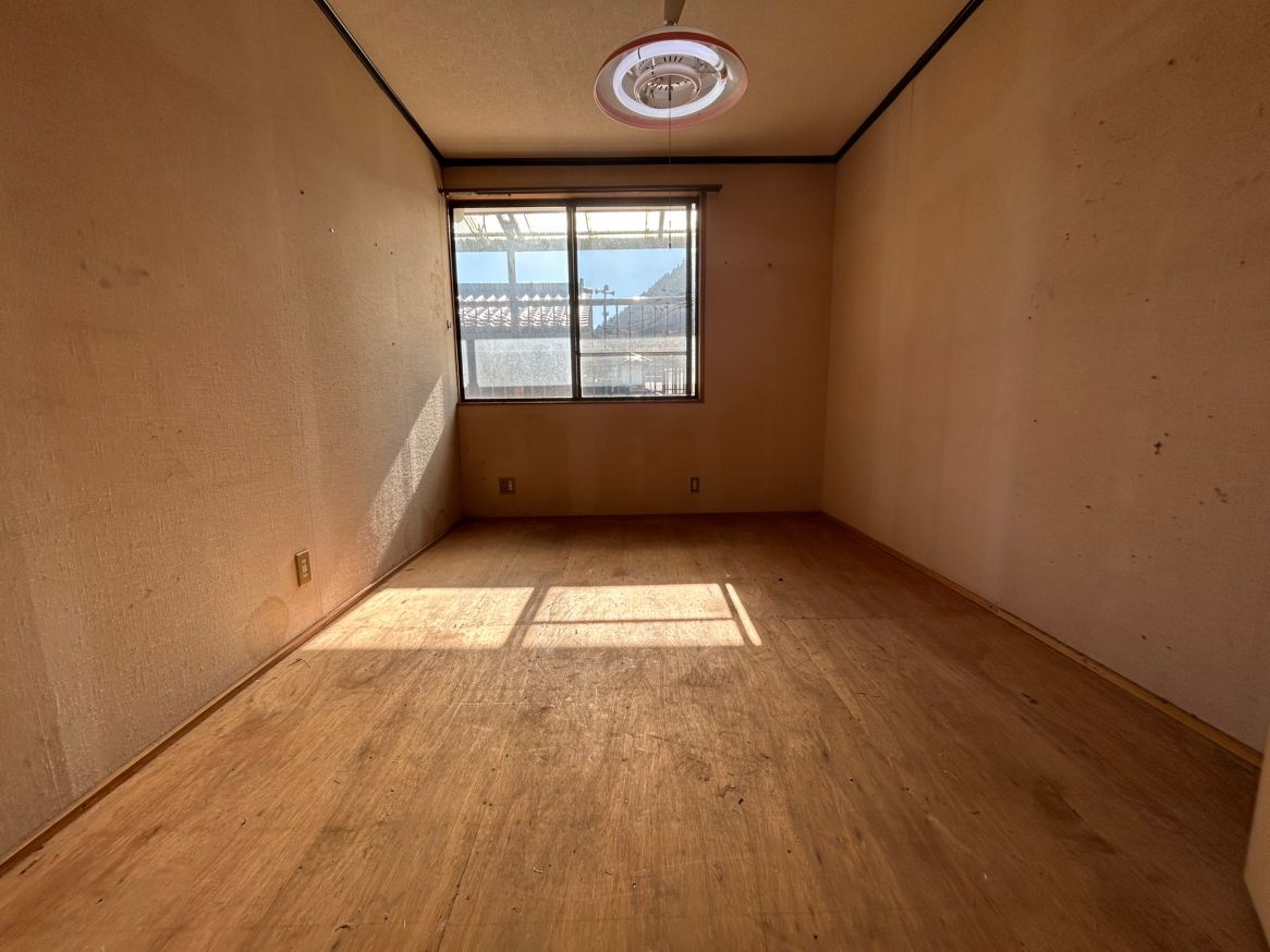 【2階真ん中洋室】