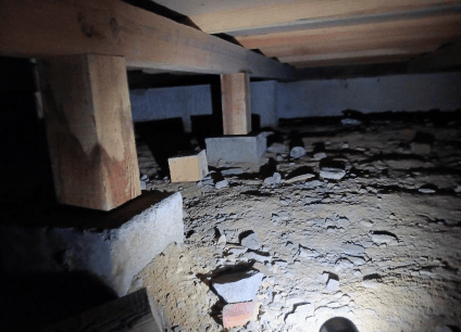 【床下】中古住宅の3大リスクである、雨漏り、主要構造部分の欠陥や腐食、給排水管の漏水や故障を2年間保証します。その前提で床下まで確認の上でシロアリの被害調査と防除工事もおこないます。