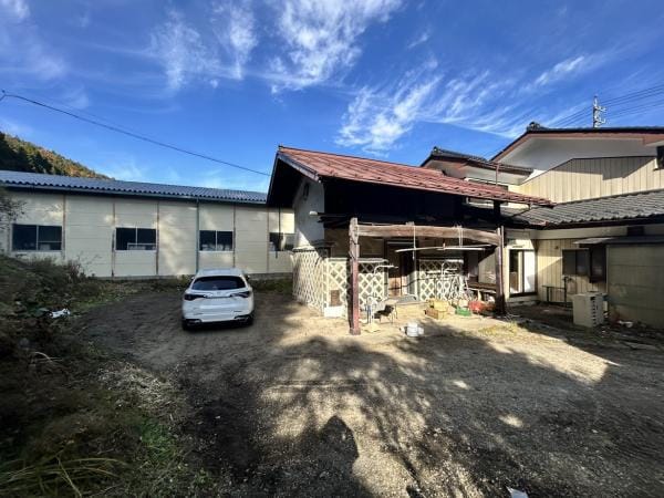 【駐車場】敷地奥の様子です。以前あった作業小屋を撤去し、駐車4台以上可能な広さへ拡張しました。5LDKの部屋数に見合う台数を確保。駐車はもちろん、小さな畑やガーデニングスペースとしてもご利用いただけそうです。