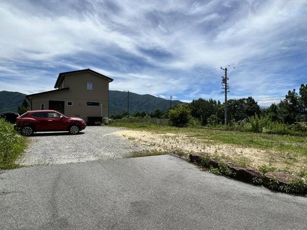 【駐車場】広々とした敷地は、場所や台数を気にすることなく駐車ができます。お友達を呼んで集まる際も安心ですね。また、BBQや洗車等のスペースとしても十分ございますのでご家族の暮らしに楽しみが増えますね。