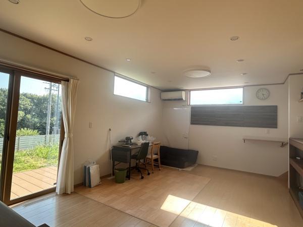 【リビング】リビングは南向きで日がよく差し込む明るいお部屋です。約20帖のゆとりあるリビングで、ダイニングテーブルに加え、テーブルとソファを置くスペースが十分あり家族団らんにぴったりな空間です。ダウンライトやペンダントライト採用のおしゃれな仕上がりです。