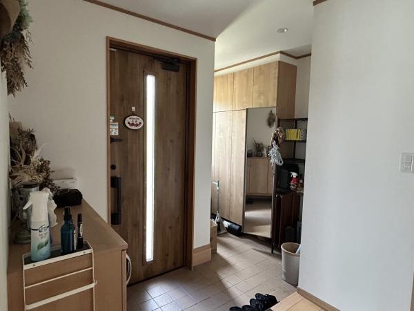 【玄関ホール】広々とした玄関ホールにはシューズボックスと大容量のクローゼットがついています。姿見も付いていますのでお出かけ前の身だしなみチェックもバッチリです。