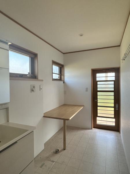 【洗面脱衣所・ランドリースペース】アイロン台としても活躍する作業台付き。窓のある明るいスペースで、大家族の毎日のお洗濯でも、心にゆとりができそうな空間です。