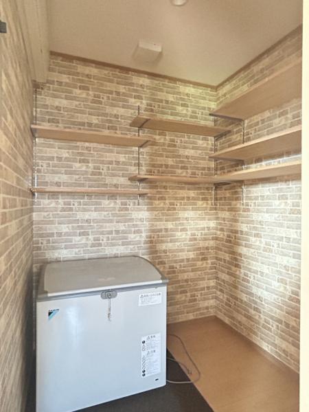 【パントリー】キッチン横にはパントリースペースがございます。ストックしたいものが多いキッチン周りの収納は重宝しますよね。大きな冷凍庫もついています。