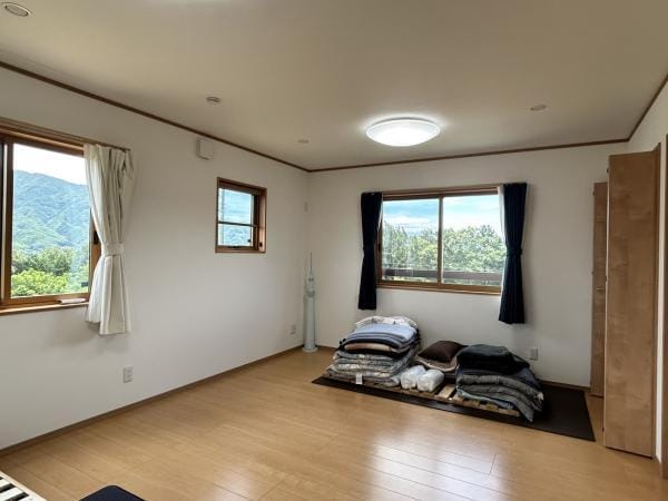 【2階 洋室1】約12帖の洋室です。出入り口と収納が2か所ずつあるので、ご家族のライフステージに合わせて、区切って使用することも可能です。