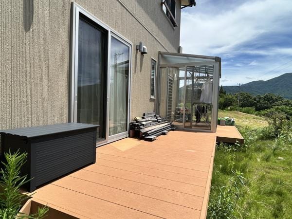 南側にはデッキとサンルーム付き。ランドリースペースから直行で外干しができるのは嬉しいポイント。花粉の時期の強い味方になりそうです。雨の日も気にせずに干せるのがうれしいポイントですね。