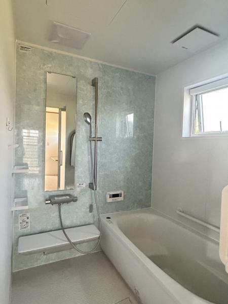 【浴室】湯船は広々足を延ばして浸かれるサイズ。段差があるので、腰かけて半身浴もでき、お子さんと一緒に入るときも安心。毎日のお風呂が楽しみになりますね。窓もあって開放感があります。