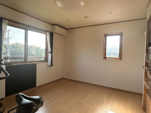 【2階 洋室2】約8帖の洋室です。南向き二面採光で明るく、ウォークインクローゼットのあるお部屋です。寝室としても使っていただけそうです。