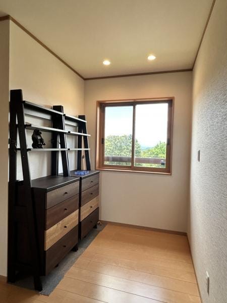 【2階ホール】収納スペースとしても、ソファを置いてくつろぎスペースとしても、活用方法が様々な空間です。