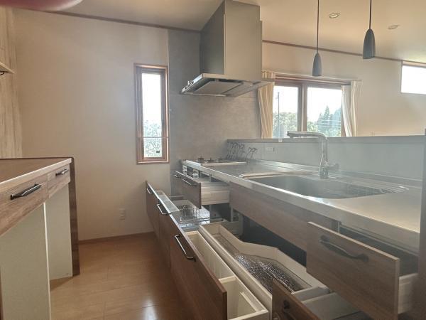 【キッチン】対面キッチンの為、料理中でもお子様の様子が確認できます。背面にはカップボードが備え付けで、毎日の料理も快適にお楽しみいただけそうです。ペンダントライトは好きなデザインを選ぶ楽しみがありますね。