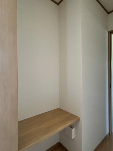 【一階収納スペース】こちらにはちょっとしたものを置くことが出来ます。お子さんのバッグ等使用頻度が高いものを収納できるスペースがあるのでお部屋もきれいに保てます。
