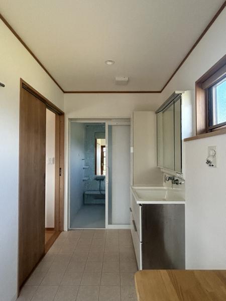 【洗面所別視点】洗面所別視点となります。洗濯機、化粧洗面台をおいても広々としているのがいいですね。