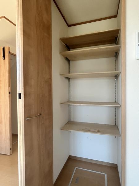 【リビング収納】リビング内に建具付き収納がございます。大切な書類などの保管場所によさそうですね。扉を閉めることで目隠しが出来るのでこのような収納スペースはうれしいです。