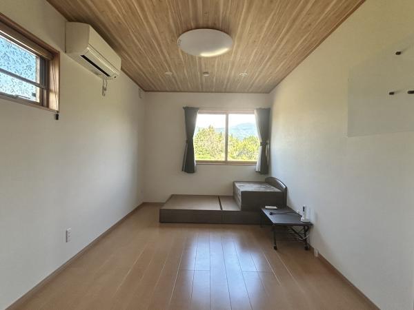 【1階洋室】広々8帖以上の洋室が3部屋あります。各居室に収納があるので、季節物のお洋服などをたくさんお持ちの方でも安心ですね。収納の有無でお部屋の有効面積が変わってくるので住宅選びの際は重要なポイントです。