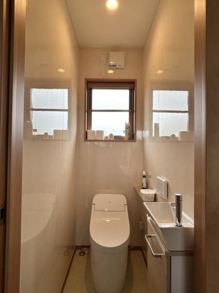 【1階トイレ】各階にトイレがあるのは便利ですね。窓があって明るく、お掃除のしやすそうなつくりです。
