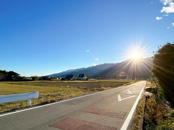 【眺望】住宅南東側の前面道路になります。幅員は約5.8mと十分な幅でお車の運転も楽々です。中央アルプスを望むことができます。