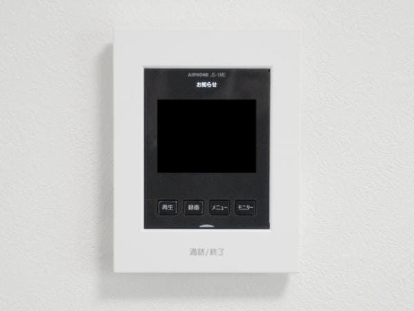 【設備同仕様写真】新しく設置するドアホンはカラーモニター付き。リビングに設置のモニターで玄関にいらしたお客様を確認してから応対できます。留守中の来客も記録できるので防犯面でも安心ですね。