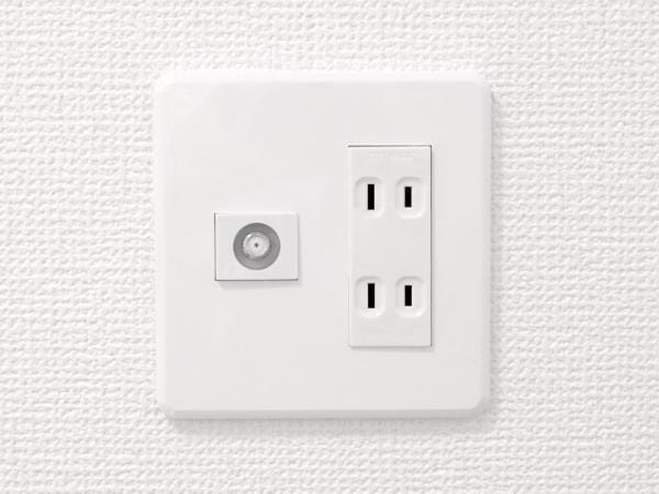 【同仕様写真】各居室にはTVジャック付コンセントを設置します。現状コンセントが足りない箇所には必要に応じて増設も行います。生活してみないと気付かない部分もカバーしています。