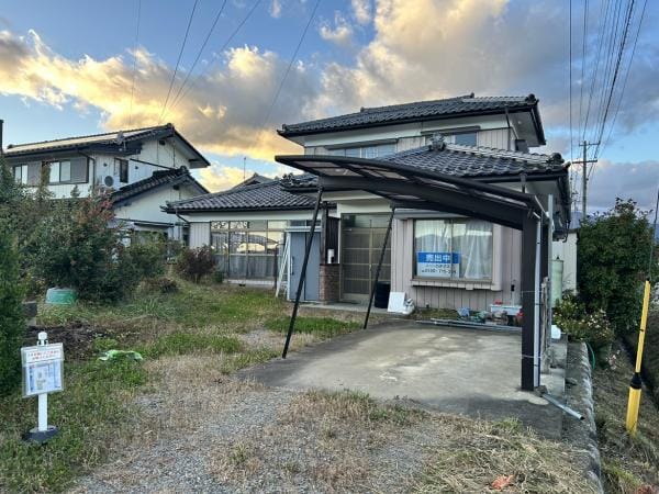 【駐車場】駐車スペースには1台分のカーポートがございます。縦列で2台ほど駐車が可能です。お荷物はお片付けした状態でお引き渡し致します。