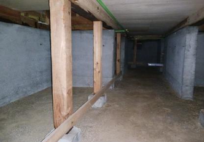 【床下】中古住宅の3大リスクである、雨漏り、主要構造部分の欠陥や腐食、給排水管の漏水や故障を2年間保証します。その前提で床下まで確認の上でシロアリの被害調査と防除工事をおこないます。