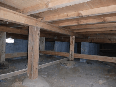 【床下】中古住宅の3大リスクである、雨漏り、主要構造部分の欠陥や腐食、給排水管の漏水や故障を2年間保証します。その前提で床下まで確認の上でシロアリの被害調査と防除工事もおこないました。