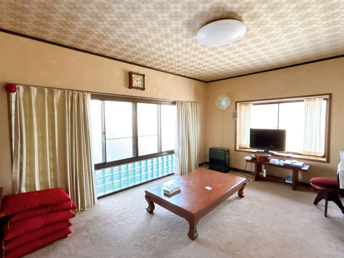 【RF予定・洋室(1)】玄関左手側の洋室は約10.5帖の広さです。フローリング仕上げ、壁紙と天井はクロス交換、照明交換を行います。オープンクローゼットを新設するため、お部屋の整理整頓にも困らなさそうなお部屋です。