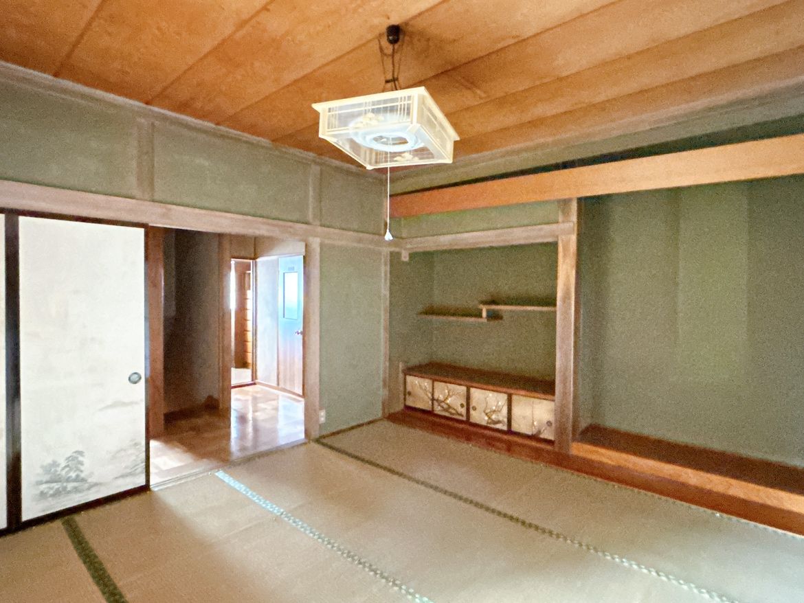 【RF予定・2階8帖和室→洋室(3)】】2階8帖の和室は洋室へリフォーム予定です。床のフローリング張りや壁・天井のクロス張り、照明交換等のリフォームを行います。クローゼットやカウンターを設置したワークスぺ―スも新設予定のため、お部屋の使い方の幅が広がります。