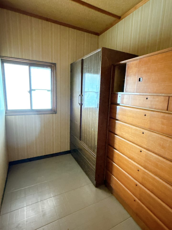 【RF予定・2階納戸】床のフローリング張りや壁・天井のクロス張り、照明交換等のリフォームを行います。収納スペースが多くあるのでご家族が多い方でも、趣味がある方でも安心ですね。