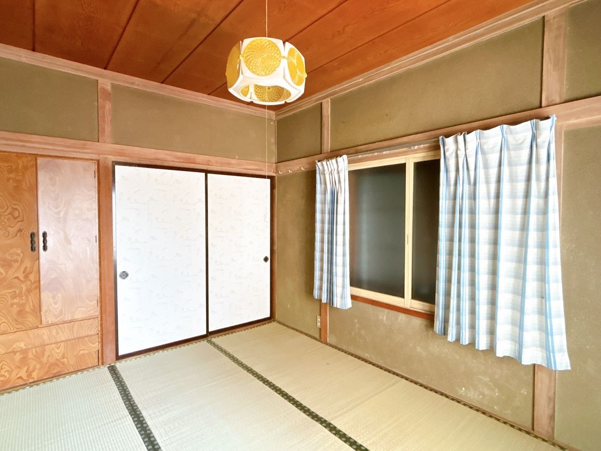 【RF予定・2階6帖和室→洋室(4)】床のフローリング張りや壁・天井のクロス張り、照明交換等のリフォームを行います。隣の洋室同様にクローゼットとカウンター付きのワークスペースを新設予定です。お部屋の整理整頓には困りませんね。