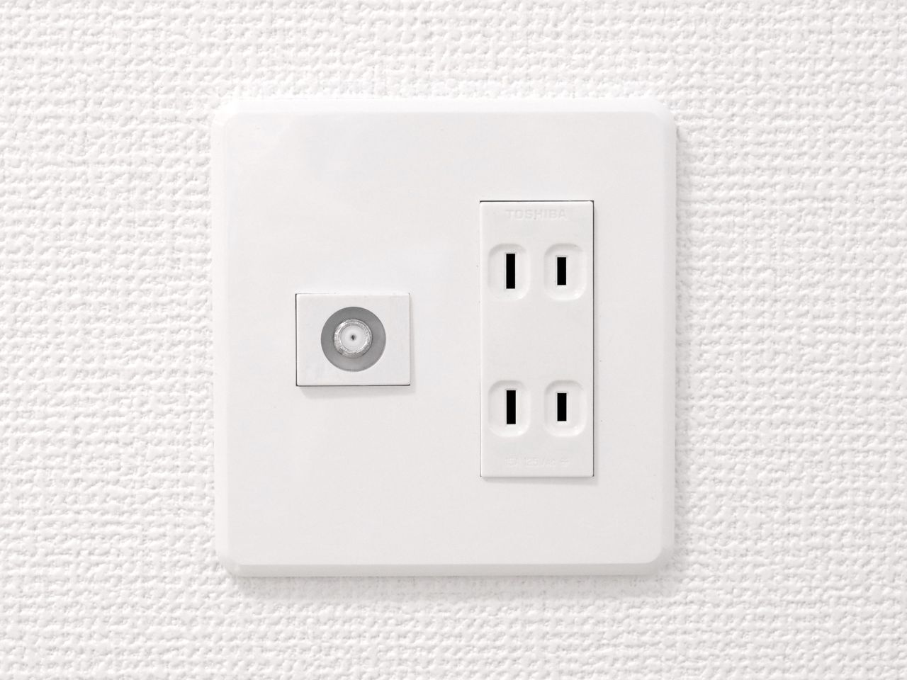 【同仕様写真】各居室にはTVジャック付コンセントを設置します。現状コンセントが足りない箇所には必要に応じて増設も行います。生活してみないと気付かない部分もカバーしています。