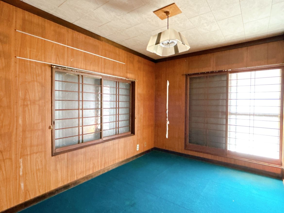 【RF予定・2階6帖洋室→洋室(4)】床のフローリング張りや壁・天井のクロス張り、照明交換等のリフォームを行います。二面採光で南向きのため、日当たりが良く、暖かいお部屋です。