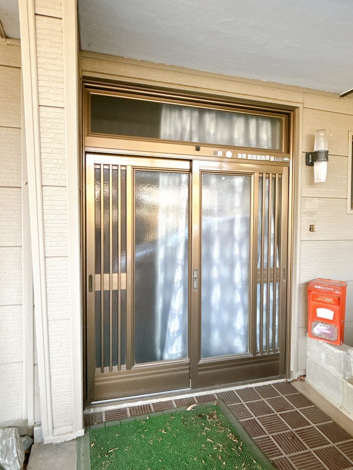 【RF予定・玄関】玄関ドアは新品に交換いたします。また玄関外部にはモニター付きのインターホンを設置予定のため、防犯面も安心です。