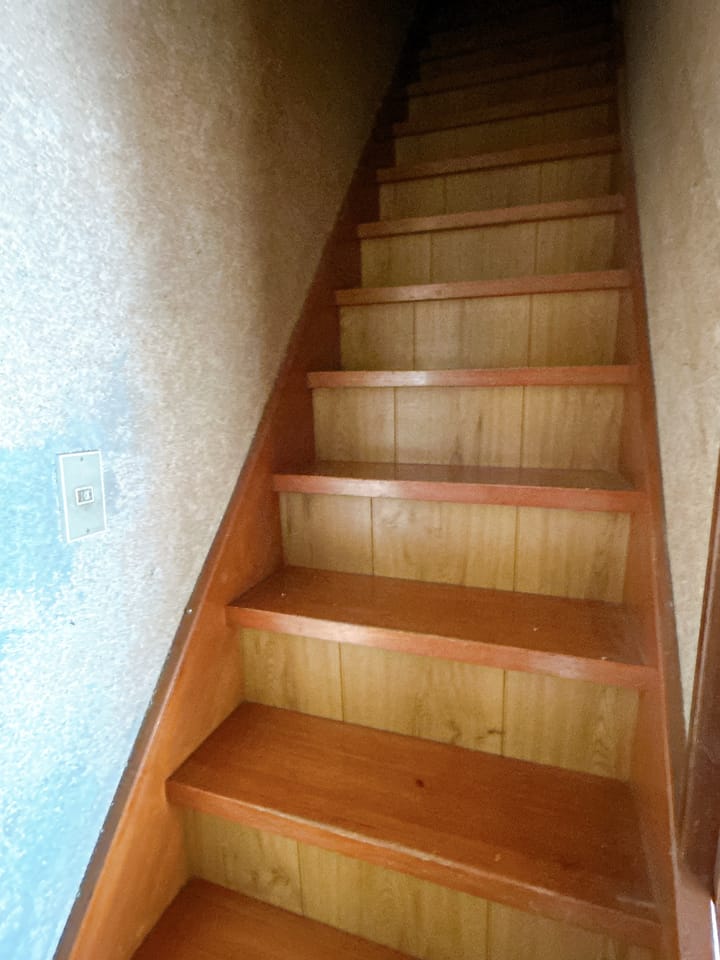 【RF予定・階段】天井・壁のクロス交換、照明交換を行い明るい空間へ。手すりやすべり止めの設置も行いますので、上り下りもより安全に。