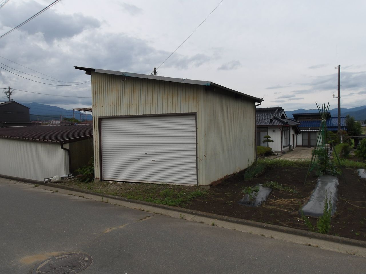 30m先にガレージ有り。