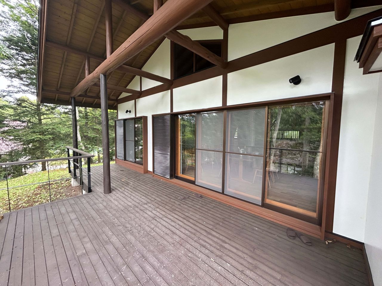 ウッドデッキから見た建物
