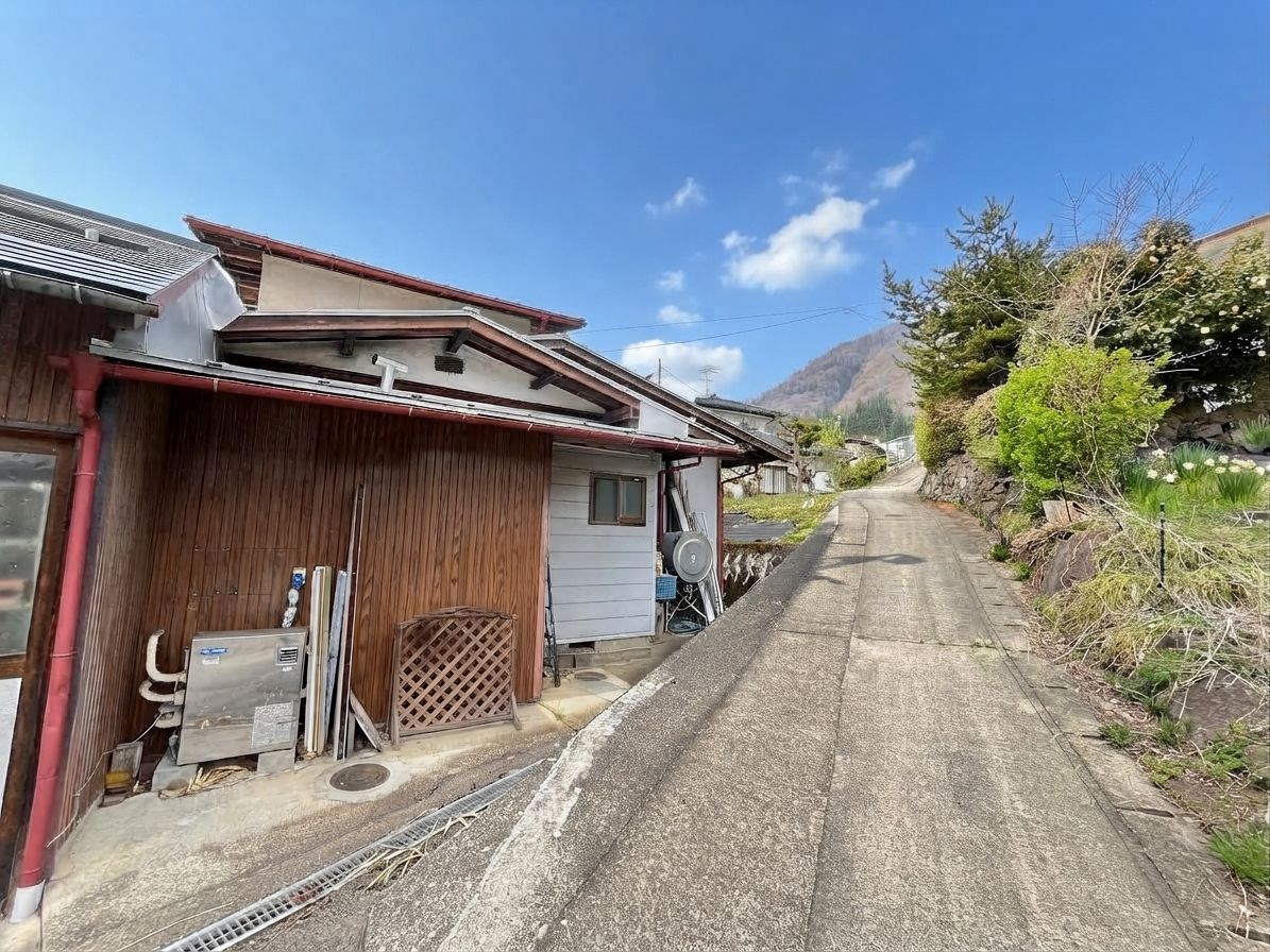 幅員は軽自動車が通れるほどです。