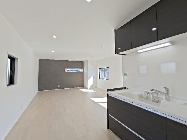 キッチンからリビングダイニング