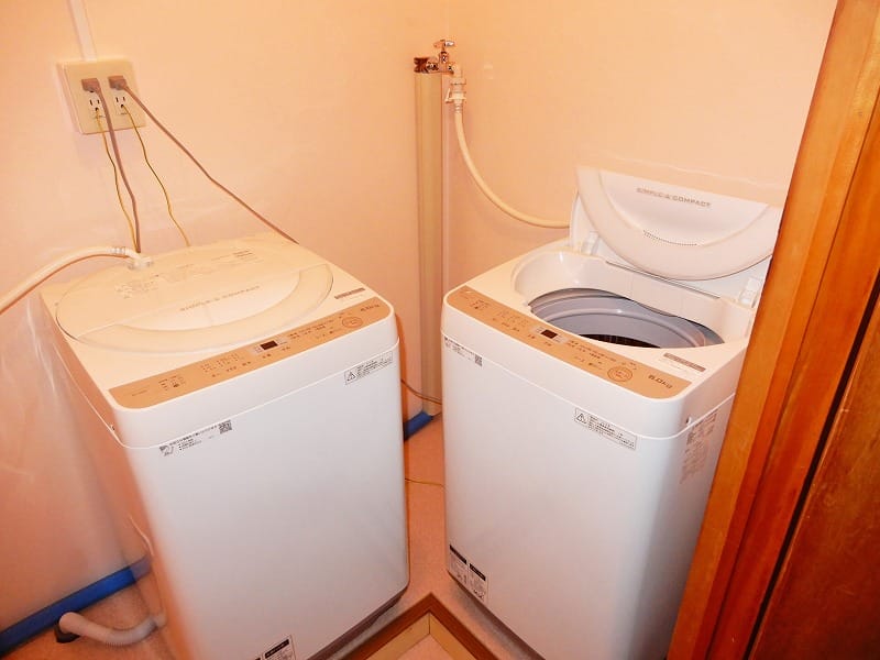 共用洗濯機（２階に２台、３階に２台、屋上前踊り場に１台あります）