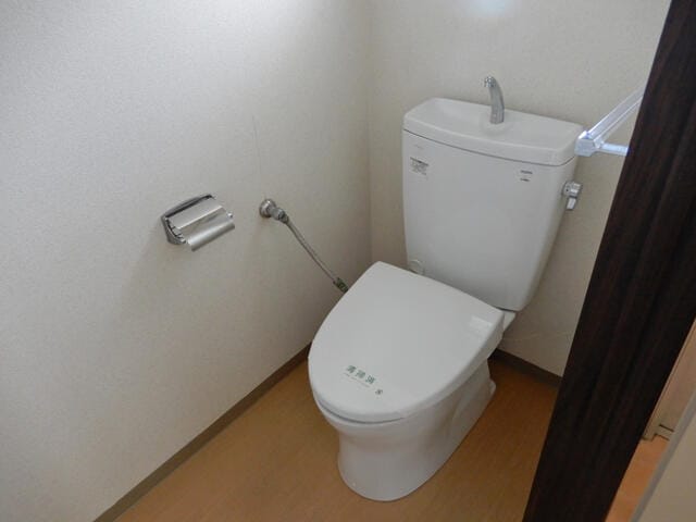 あやめコーポ　２０２号室　トイレ　ウォシュレット機能付き暖房便座へ新規入替済み！