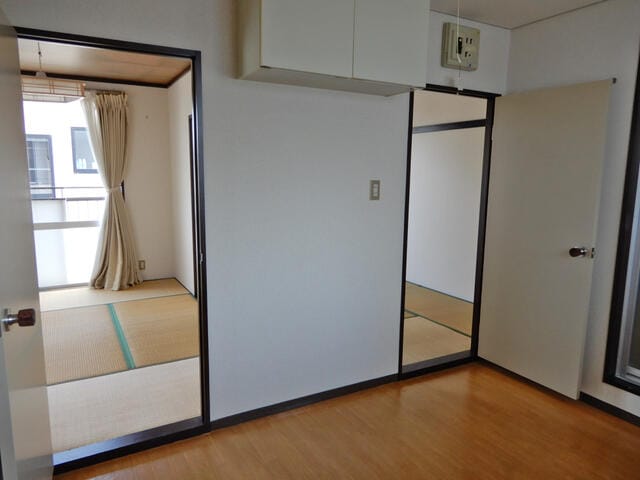 あやめコーポ 201号室 和室6帖2部屋の出入口(DKより撮