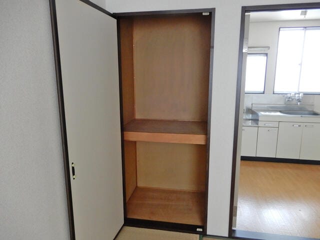 あやめコーポ 201号室 和室6帖 収納