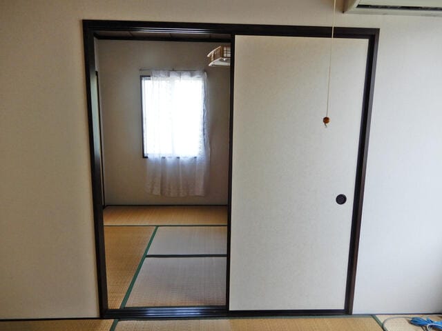 あやめコーポ 201号室 和室6帖 2部屋の境 襖