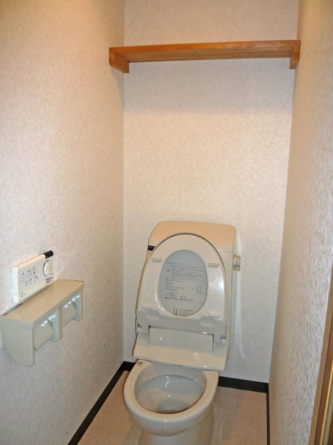 トイレ ウォシュレット機能付き便座となっています。