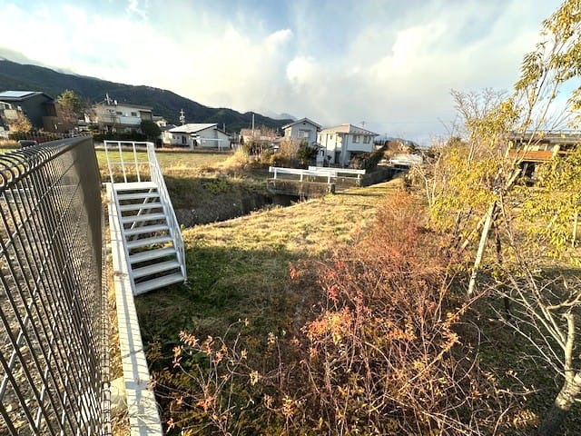 下の土地では家庭菜園や倉庫を置いたり利用できます。(敷地面積に含む)2025.12.5撮影