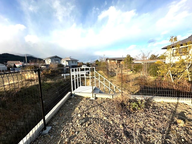 北側に階段を設置し下の土地を利用できます。(敷地面積に含む)2025.12.5撮影