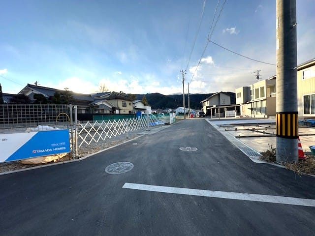 前面道路 幅員5m。すっきりとした開発道路です。2025.12.5撮影