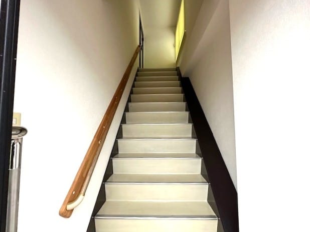 2階への階段 2025.10.31撮影