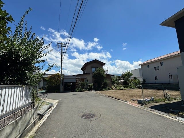 対象地と前面道路西側から東方面 2026.8.6撮影
